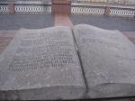 Памятник Книга со стихотворением Пушкина про Петербург