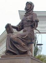 Статуя, олицетворяющая правосудие. Алма-ата